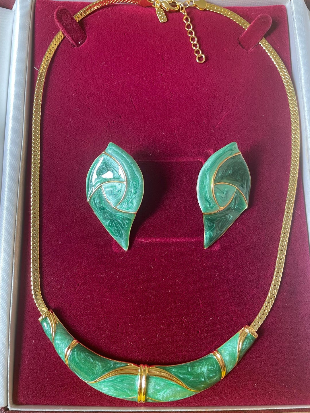 Vintage Lady Remington Jewelry Set Earrings Green and Gold Colors With