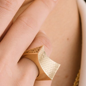 Anillo lujoso, anillo único con diseño asimétrico de panal, joyería hecha a mano en oro o plata de 14 quilates.