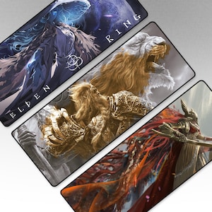 Könnte beinhalten: Eine Sammlung rechteckiger Mauspads mit Fantasy-Kunst. Die Designs zeigen eine Figur mit blauen und weißen Akzenten, einen brüllenden Löwen und einen Krieger mit roter und goldener Rüstung. Der Text "ELDEN RING" ist sichtbar.