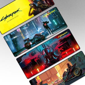 Może przedstawiać: Cztery prostokątne podkładki na biurko z grafikami z gry Cyberpunk 2077. Górna podkładka jest żółta z logo Cyberpunk 2077 Ultimate Edition. Pozostałe przedstawiają ciemne, neonowe krajobrazy miejskie, futurystyczny motocykl oraz postacie.