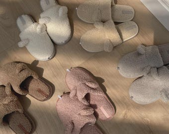 Pantuflas de felpa con orejas: un calzado acogedor para el hogar
