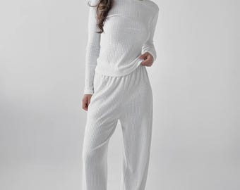 Conjunto de punto acanalado color crema para mujer: top de manga larga y pantalón de pierna ancha.