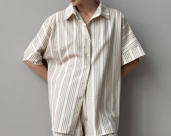 Conjunto de estar por casa de algodón a rayas beige, suave conjunto de verano con camisa de manga corta y pantalones holgados.