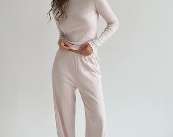 Conjunto de punto acanalado rosa para mujer: top de manga larga y pantalón de pierna ancha.
