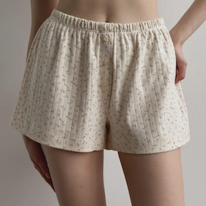 Bequeme Damen Elfenbein Blumen Schlafshorts, weiche Baumwoll Lounge Pyjamahose