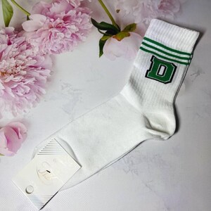 Calcetines blancos de algodón con estampado de "D" – Calcetines unisex divertidos para hombre y mujer – Diseño de letras llamativas – Regalo minimalista