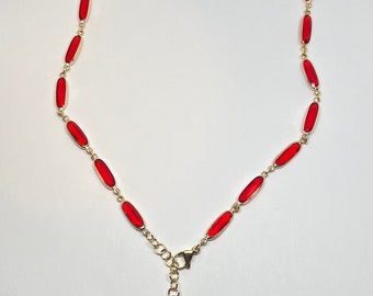 Elegante Halskette für Frauen / Goldene Kette mit roten Edelsteinen und einem Strass Anhänger
