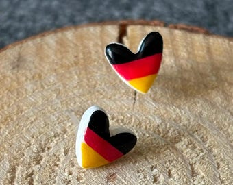 Deutschland Herz Ohrstecker | Handbemalte Fimo Ohrringe Schwarz Rot Gelb | Fußball Fan Schmuck | Hypoallergene Kunststoff Ohrstecker