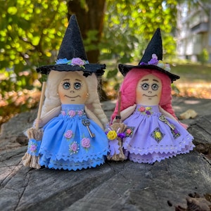 Ręcznie robione lalki czarownic, lalki kuchenne czarownic, niebiesko-fioletowe prezenty czarownic, dekoracje czarownic na Halloween, rzemiosło czarownic z amuletem na szczęście, prezent dla niej