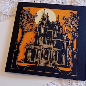 Tarjeta de felicitación gótica de Spooky Mansion. En blanco para escribir tu propio mensaje, hecha de cartulina negra de calidad, detalles en relieve y efecto 3D.