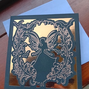 Gothic Fee/Engel Grußkarte, gold schwarze Karte mit Goldfolie Prägung, auf einem gold reflektierenden Hintergrund.  Kartenrohling für Deine eigene Nachricht