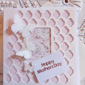 Belle carte de fête des mères à effet 3D, roses roses en arrière-plan sous un treillis, 3 jolis papillons ornés de feuilles d'or