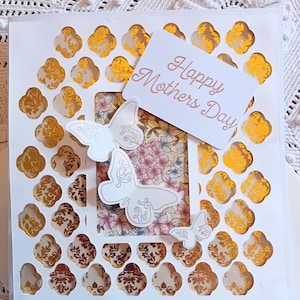 Carte de fête des Mères avec effet 3D, support doré, treillis et beaux papillons en relief en feuille d'or, toutes les mères adoreraient cette carte.