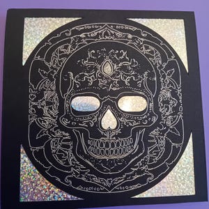 Carte de voeux tête de mort, vierge, agrémentée de feuille d'argent, cette carte pourrait être un ange gothique ou infernal, très détaillée. Idéal à mettre dans un cadre !