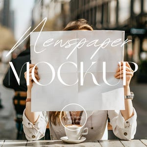 Op de afbeelding: Een vrouw houdt een blanco krant voor haar gezicht en bedekt haar ogen. De krant is dubbelgevouwen en heeft een witte achtergrond. De tekst "Newspaper Mockup" staat in een groot, wit lettertype bovenaan de krant. De vrouw draagt een wit shirt en zit aan een tafel met een kop koffie voor zich.