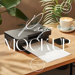 Op de afbeelding: Een zwarte printer met een wit vel papier dat uit de papierlade komt. De printer staat op een houten tafel met een kop koffie en een smartphone ernaast. De tekst "Page Mockup" is in wit op de afbeelding geschreven.
