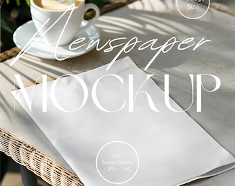 Puede incluir: Una maqueta de papel blanco de tamaño A4 sobre una mesa de mimbre con una taza de café y un platillo. El texto "Newspaper Mockup" está escrito en blanco en el papel. El texto "PSD Smart Objects .JPG .PNG" está escrito en negro en el papel.