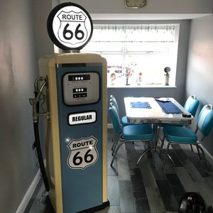 Pompe à essence vintage Route 66 : choisissez votre configuration (ordinaire, réfrigérateur, boîte à outils, présentoir ou glacière)