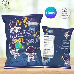 Puede incluir: Bolsa de patatas fritas azul marino con temática espacial. Presenta astronautas, planetas, un OVNI y el texto "MATEO turns 5". La parte trasera dice "¡Gracias por venir!" e incluye información nutricional.