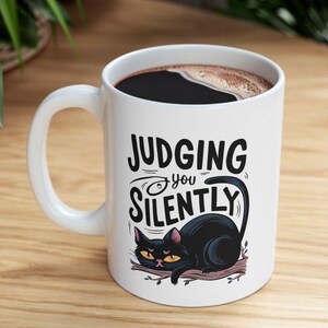 Tazza da caffè divertente con gatto nero - Tazza con gatto che ti giudica silenziosamente - Regalo carino e impertinente per gli amanti dei gatti