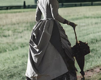 Gothic Victorian Bustle Dress, Edwardian Striped Ballkleid, historisches Kleid aus der Zeit des 18.Jahrhunderts, Victorian Walking Dress, Gothic Ballkleid 1890er Jahre