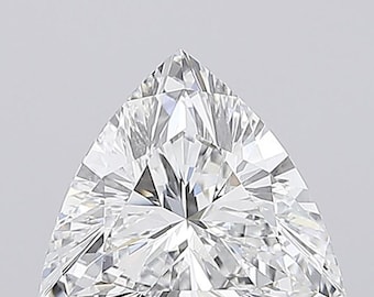 Può includere: Primo piano di un diamante triangolare a taglio brillante. Le sfaccettature riflettono la luce, creando un effetto scintillante. La gemma è posta su uno sfondo chiaro e uniforme, evidenziando la sua chiarezza e forma. Questo diamante è un taglio Trillion.