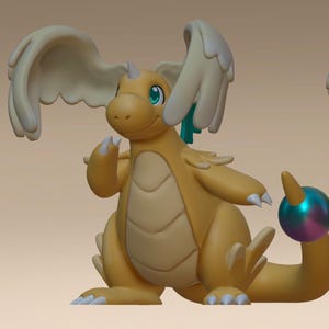 Könnte beinhalten: 3D-gerenderte Figur eines gelben Drachen mit cremefarbenen Flügeln und einem türkisfarbenen Akzent. Der Drache hat ein Horn, grüne Augen und eine mehrfarbige Kugel am Ende seines Schwanzes. Die Figur ist eine stilisierte Darstellung einer Fantasie-Kreatur.