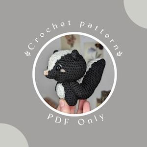 Può includere: Schema all'uncinetto per un giocattolo amigurumi di puzzola bianco e nero. Lo schema è disponibile solo come download PDF.