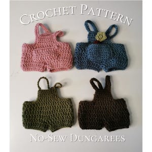 Könnte beinhalten: Vier gehäkelte Latzhosen in Rosa, Blau, Grün und Braun. Die blaue Latzhose hat eine Blume auf der Tasche. Der Text "CROCHET PATTERN" und "No-Sew Dungarees" ist in Weiß dargestellt.