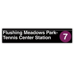 以下が含まれることがあります： Flushing Meadows Park-Tennis Center Stationと白文字で書かれた黒い長方形の看板。右側には紫色の円の中に白い数字の7がある。看板にはテキストの上に細い白い水平線が引かれている。