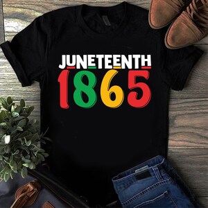 Puede incluir: Camiseta negra con el texto "Juneteenth 1865" en rojo, verde y amarillo.