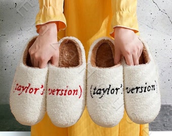 Taylor's Version Slippers - Swifties Slippers, Cosy Home TS Slippers, Comfortable Fluffy Slippers, Indoor Non-Slip Slippers, Gift For Her