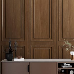 Könnte beinhalten: Eine braune Holzwand mit einem Paneeldesign. Vor der Wand steht ein dunkelbrauner Konsolentisch mit einem Regal und Schubladen. Der Tisch ist mit einem schwarzen Topf, einer kleinen Schale und einer Skulptur dekoriert.