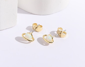 White Opal Stud Oorbellen, Saturnus Ring Oorbellen, Zilveren Stud Oorbellen, Witte Opalen, Planeten Stud Oorbellen, Minimalistische Stud Oorbellen, Cadeau