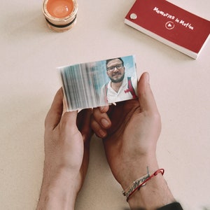 Flipbook personalizzato dai tuoi ricordi. Libro personalizzato da video come regalo fai da te perfetto per l'anniversario. Flipbook "Memories in Motion".