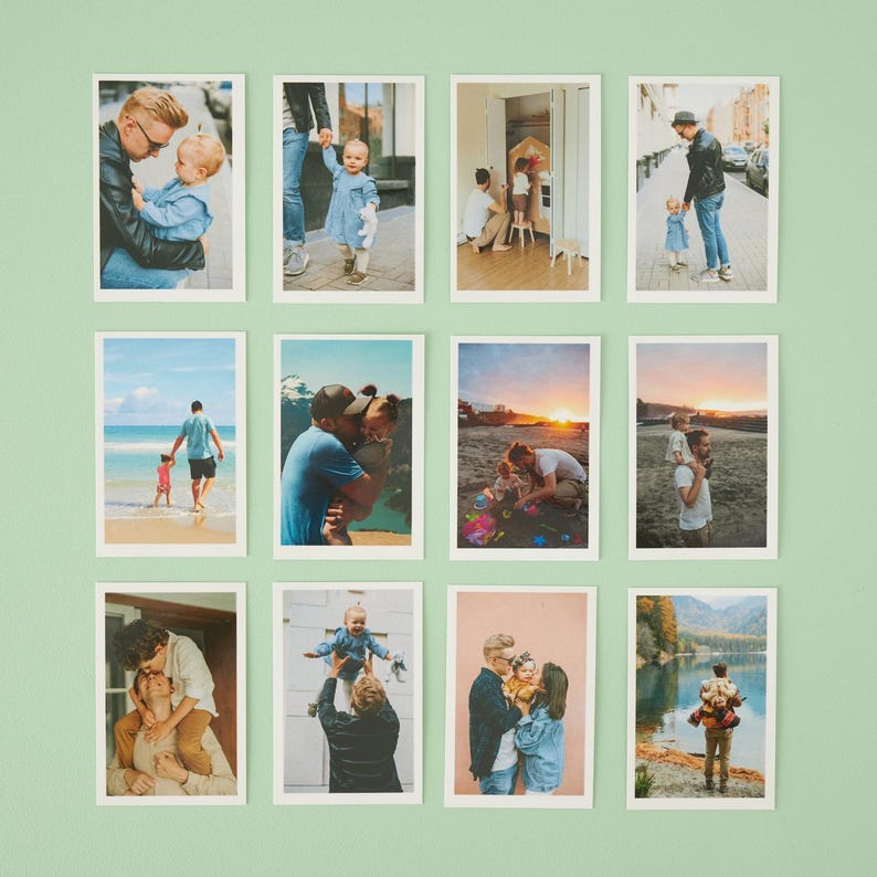 K&ouml;nnte beinhalten: Eine Anordnung von zw&ouml;lf gerahmten Fotos an einer hellgr&uuml;nen Wand. Die Fotos zeigen verschiedene Familienmomente, darunter Eltern mit Kindern, Outdoor-Aktivit&auml;ten und malerische Ausblicke. Die Rahmen sind wei&szlig;, die Fotos rechteckig.