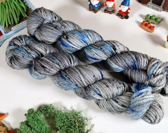 Hilo inspirado en tormentas de primavera, azul, gris y negro