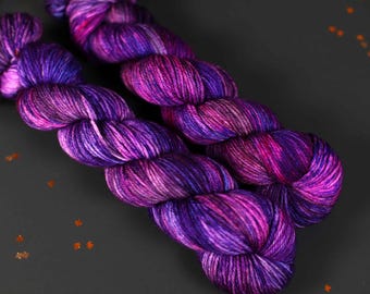 Hilo de humo de caldero inspirado en Hocus Pocus, morado y rosa