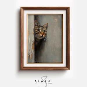 以下が含まれることがあります： 薄い青色の背景に、角から顔をのぞかせるトラ猫の絵が額縁に入っています。猫は黄色い目を持ち、好奇心旺盛な表情をしています。