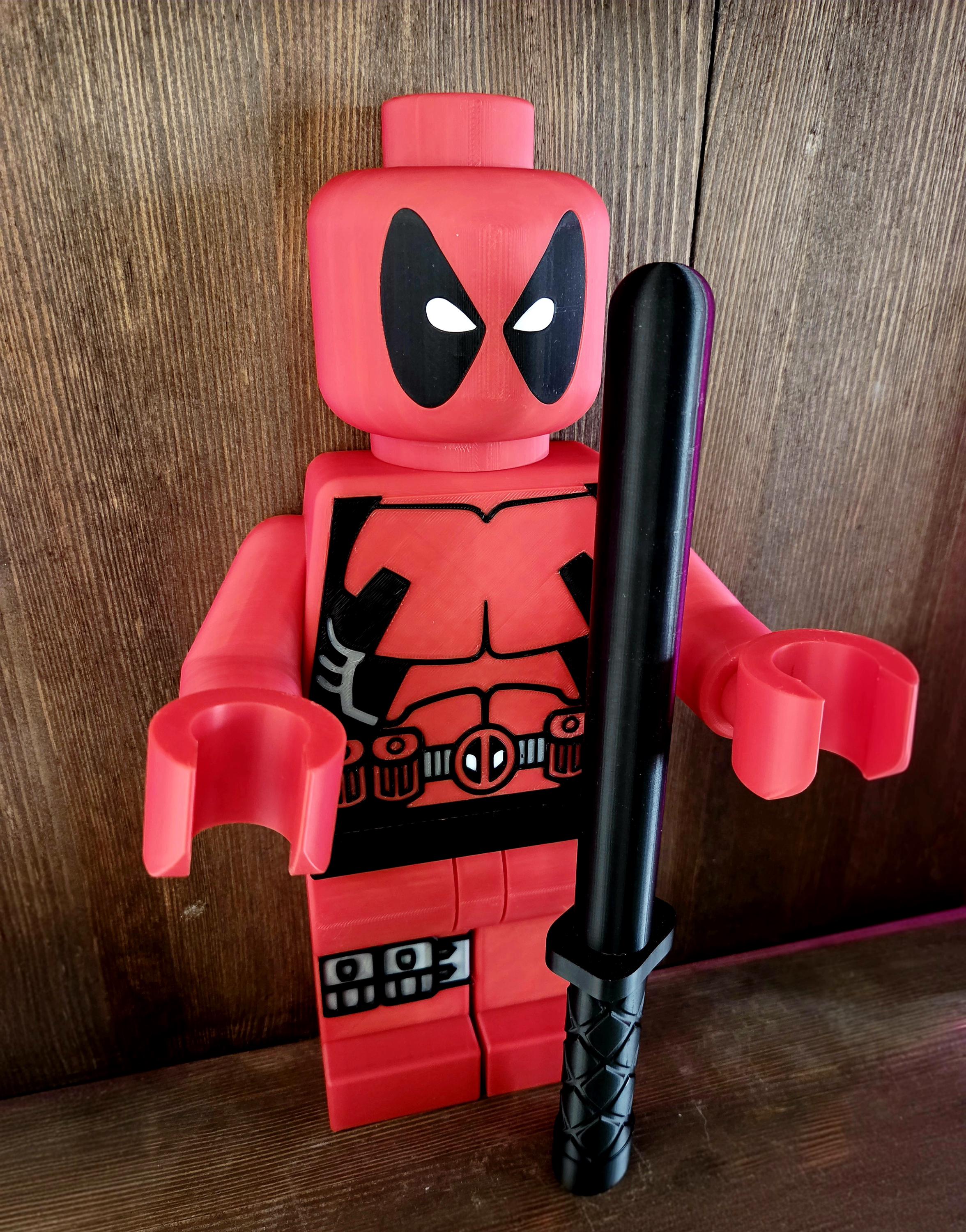 Porte-papier toilette bonhomme brique héros Deadpool | Déco WC geek | Support rouleau katana | Cadeau original