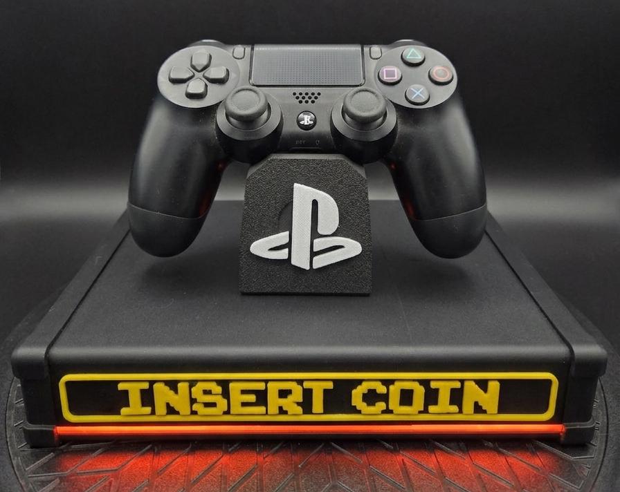 Support Manette Gaming LED Rouge – Stand Xbox PS5 Controller – Insert Coin Arcade Dock – Décoration Setup Gamer – Cadeau Geek Original