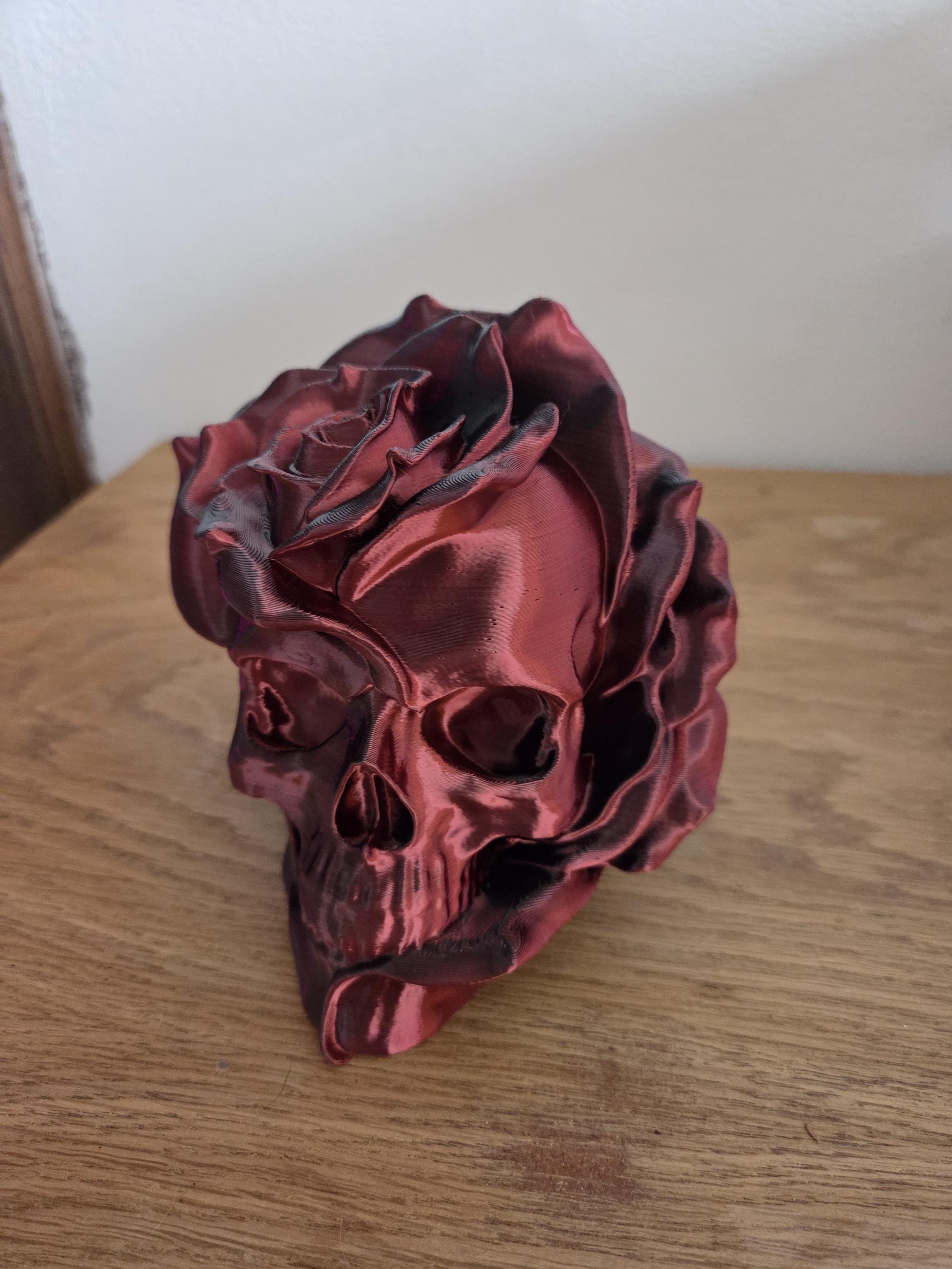 Crâne décoratif rose gothique – Sculpture romantique sombre – Décoration alternative – Impression 3D artistique