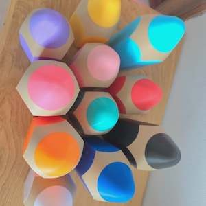 Puede incluir: Un juego de tres tazas de cerámica con acabado mate moteado. Las tazas son de color crema, gris claro y gris oscuro. Cada taza tiene un diseño simple y minimalista.