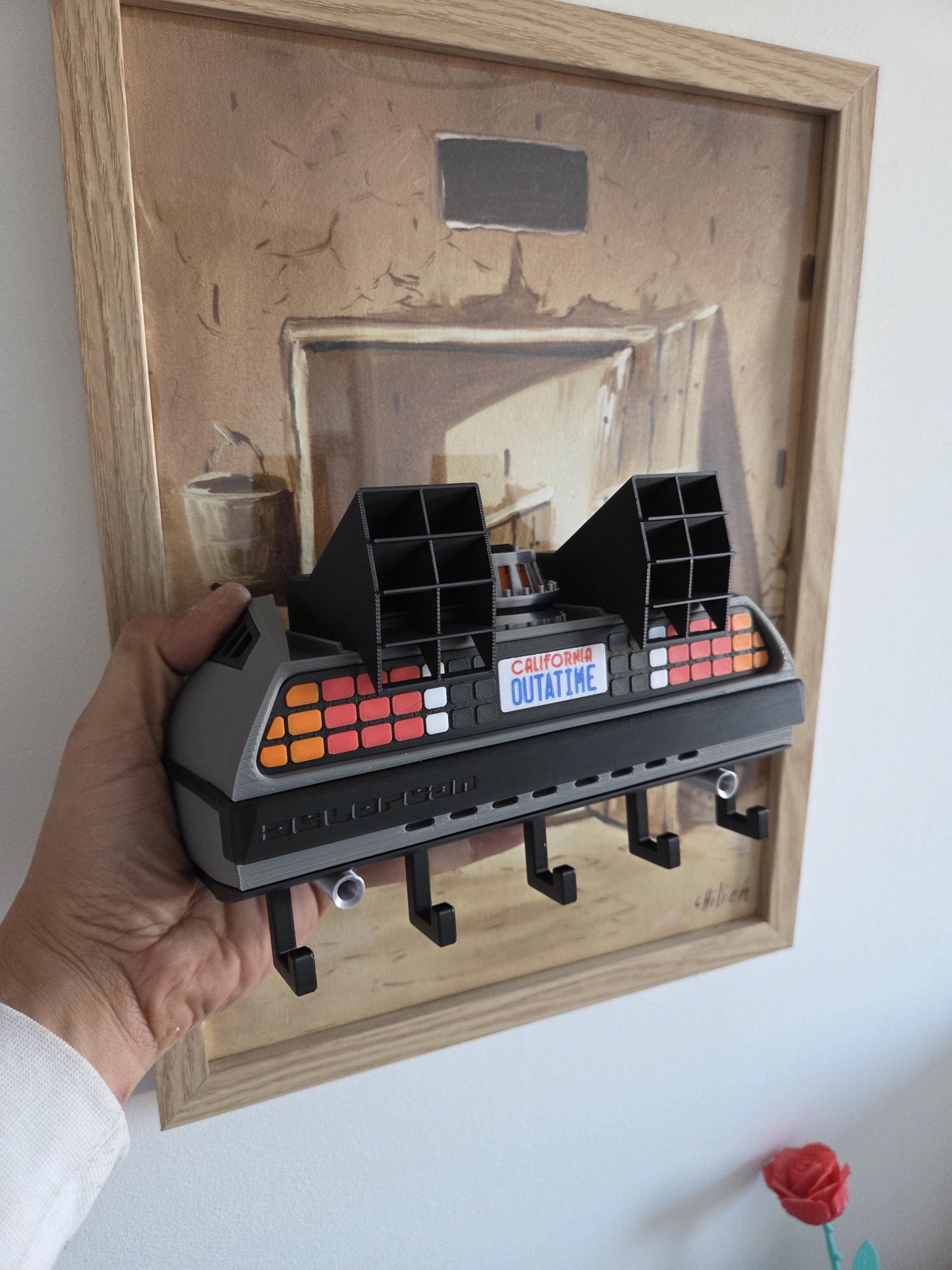 Support mural rétro futuriste DeLorean Retour vers le futur – Porte clés design voyage temporel – Décoration geek cinéma – Impression 3D