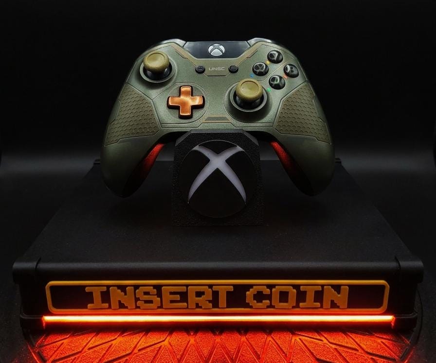 Support Manette Gaming LED Rouge – Stand Xbox PS5 Controller – Insert Coin Arcade Dock – Décoration Setup Gamer – Cadeau Geek Original