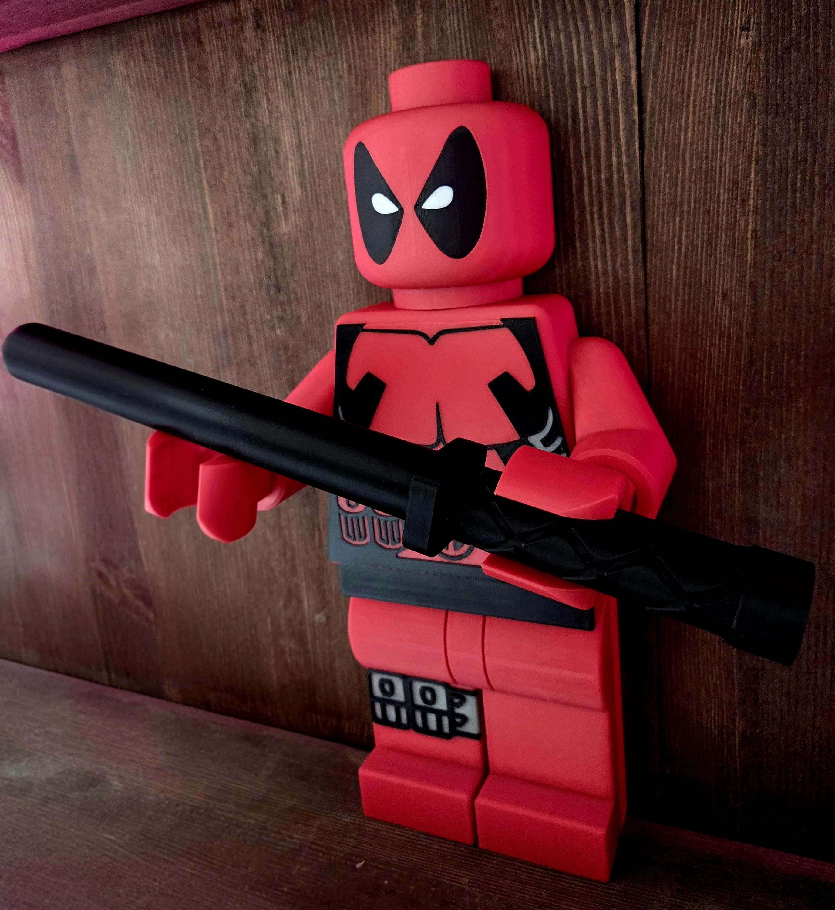 Porte-papier toilette bonhomme brique héros Deadpool | Déco WC geek | Support rouleau katana | Cadeau original