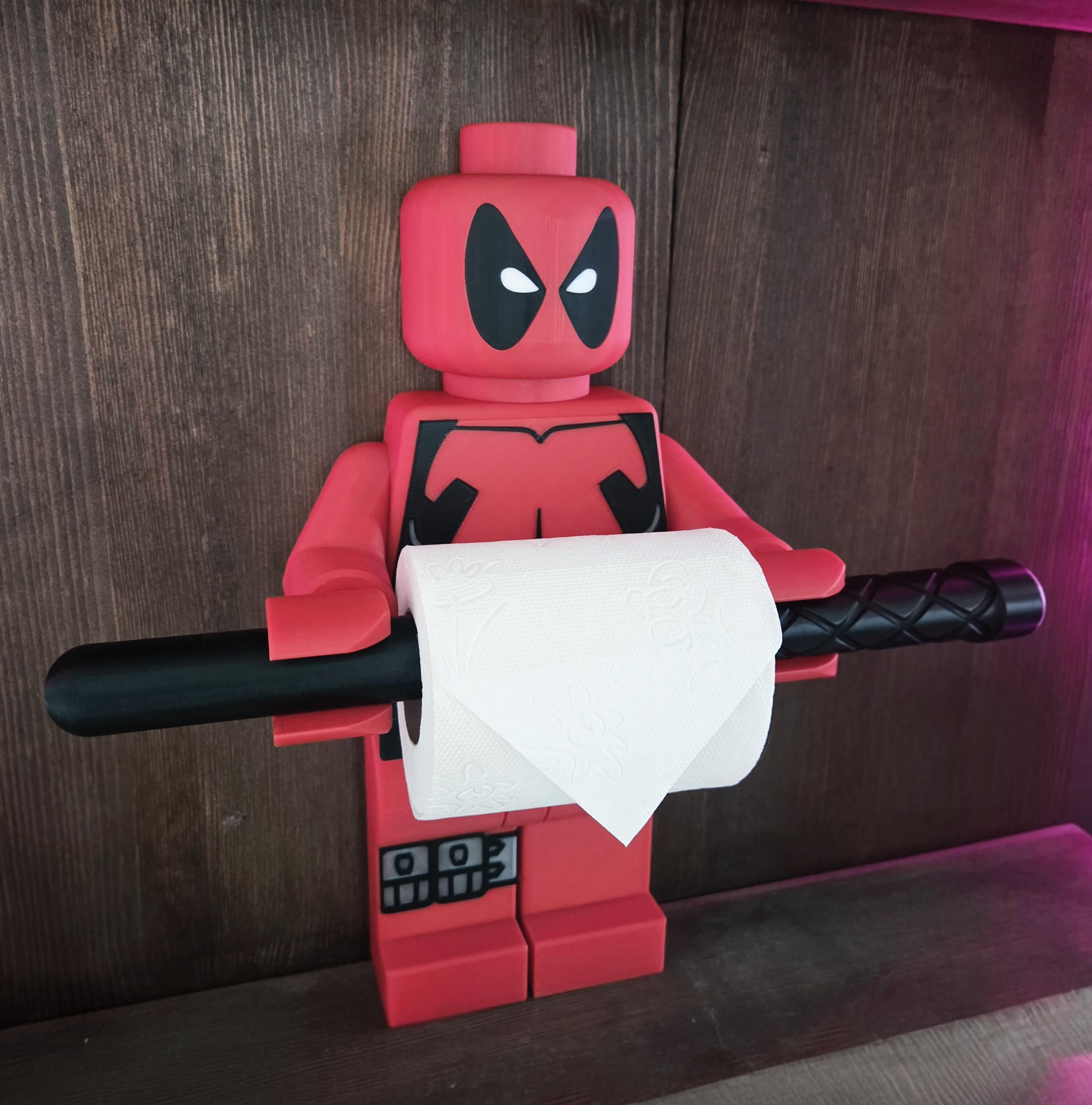 Porte-papier toilette bonhomme brique héros Deadpool | Déco WC geek | Support rouleau katana | Cadeau original