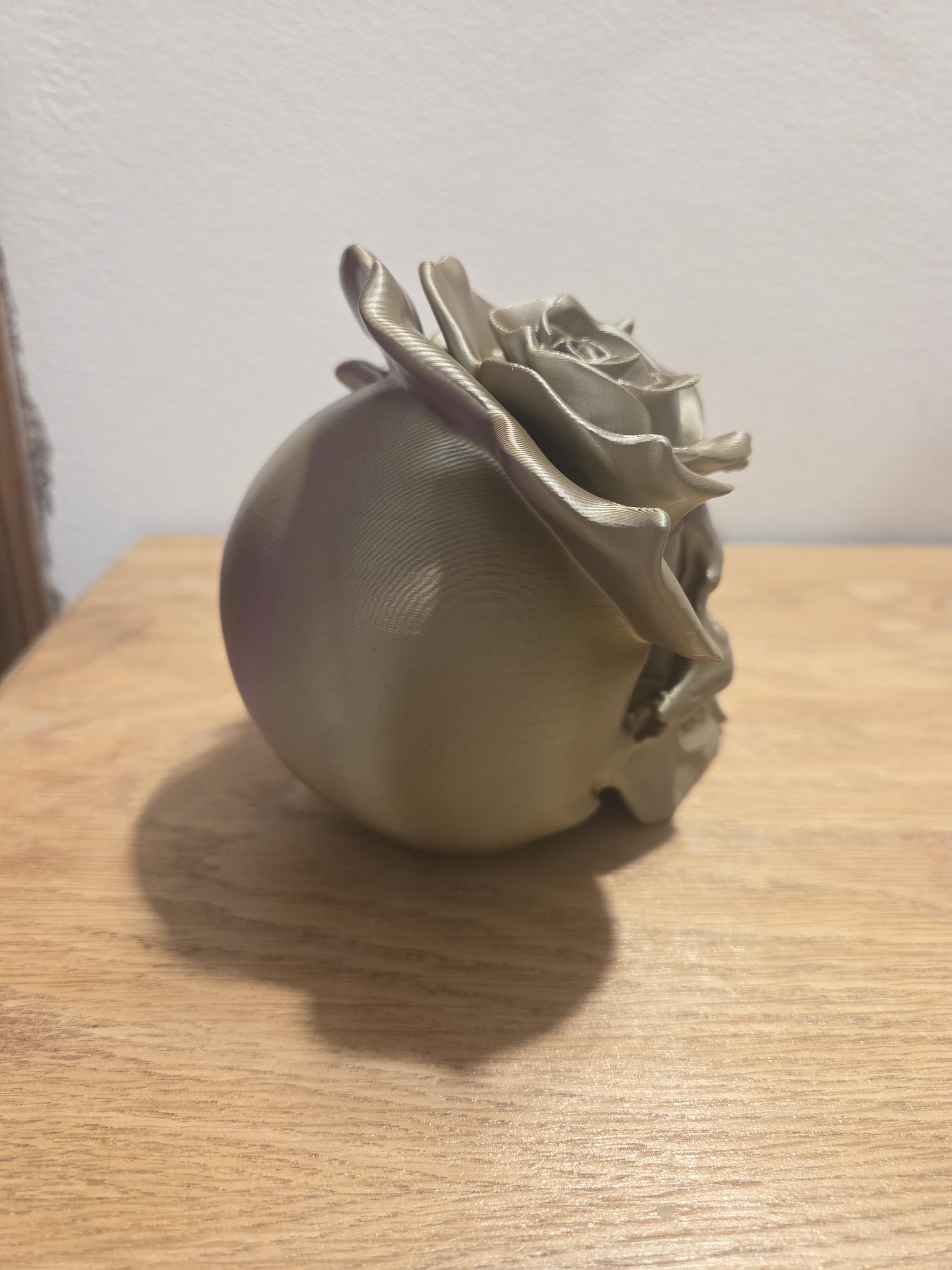 Crâne décoratif rose gothique – Sculpture romantique sombre – Décoration alternative – Impression 3D artistique