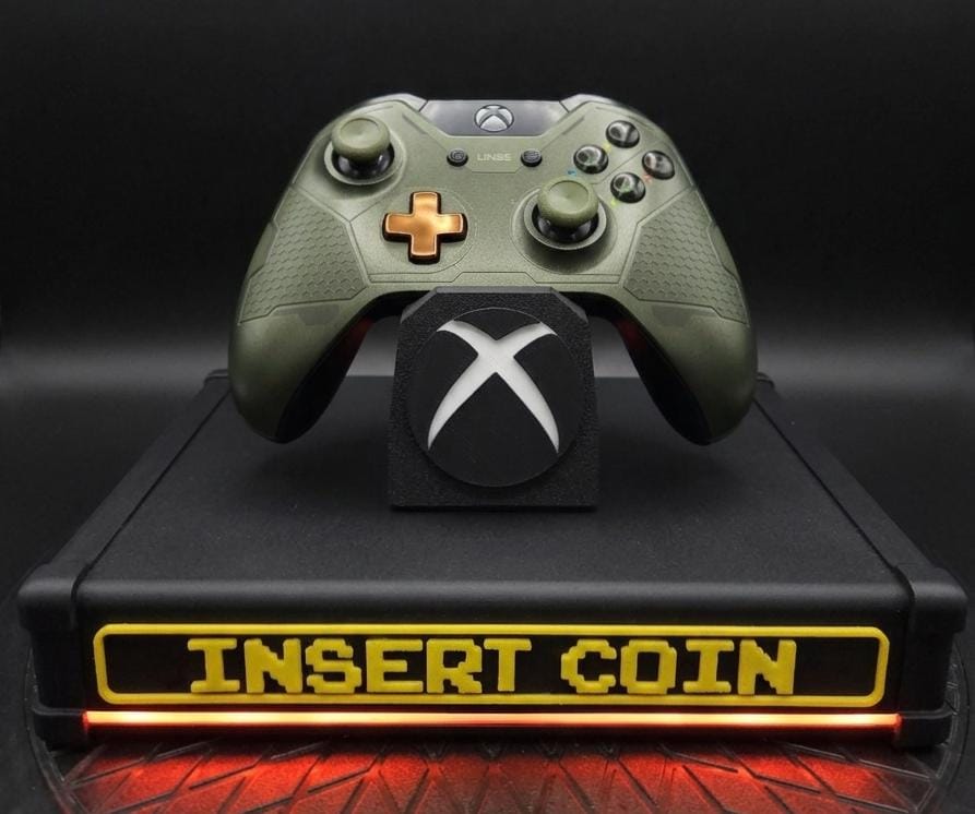 Support Manette Gaming LED Rouge – Stand Xbox PS5 Controller – Insert Coin Arcade Dock – Décoration Setup Gamer – Cadeau Geek Original