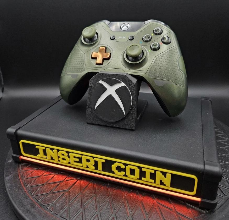 Support Manette Gaming LED Rouge – Stand Xbox PS5 Controller – Insert Coin Arcade Dock – Décoration Setup Gamer – Cadeau Geek Original
